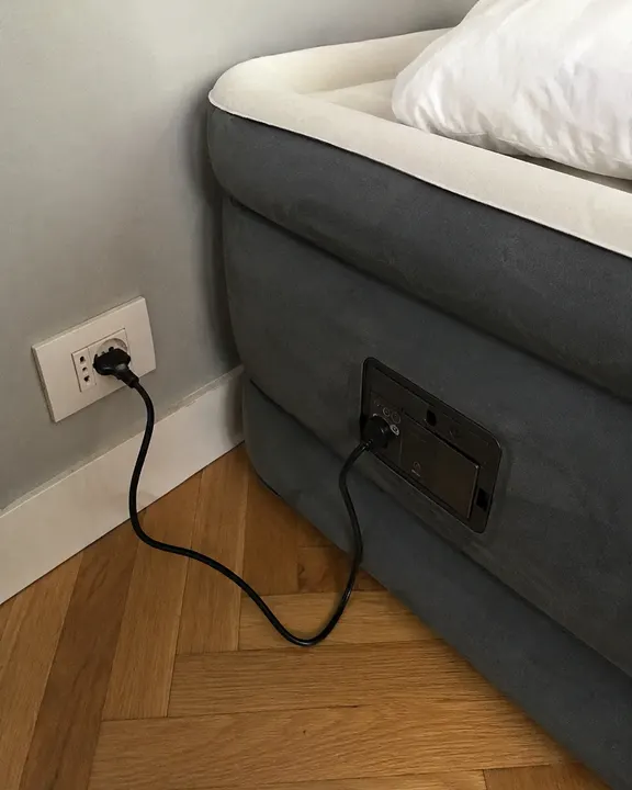 Pompa elettrica integrata collegata alla presa - foto cliente