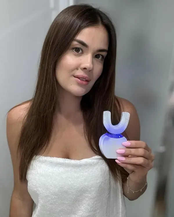 Come funziona lo spazzolino automatico a U: avvolge tutte le arcate insieme