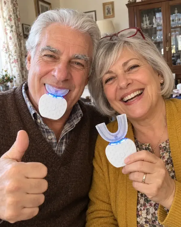 Antonio a casa, felice, con lo spazzolino a U in bocca e la moglie sorridente accanto