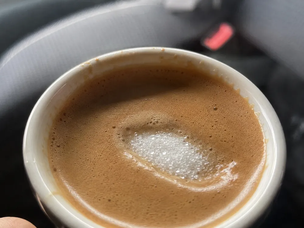 Primo piano della crema dell'espresso con lo zucchero che resta a galla