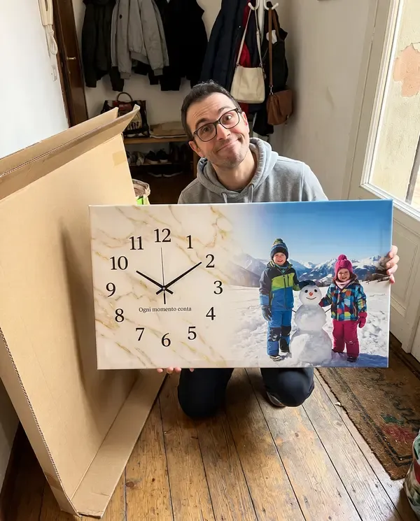Papà con l'orologio con la foto dei figli sulla neve appena tolto dalla scatola