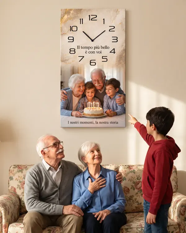 Nonni e nipote davanti all'orologio con la foto del compleanno
