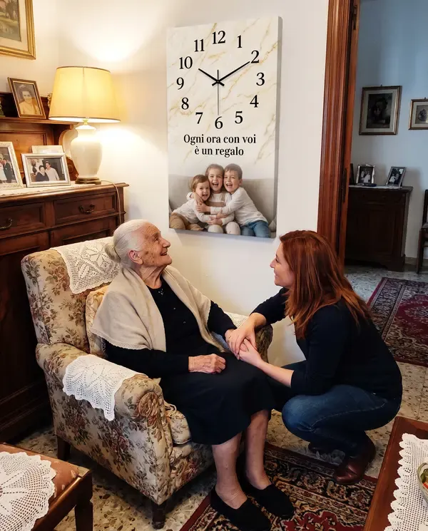 Bisnonna commossa davanti all'orologio con la foto dei bisnipoti