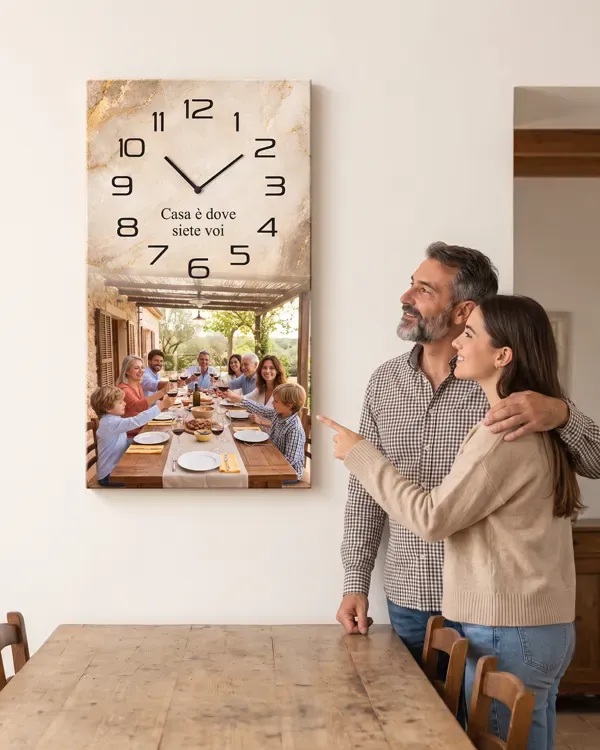 Zio e nipote guardano l'orologio con la foto del pranzo di famiglia