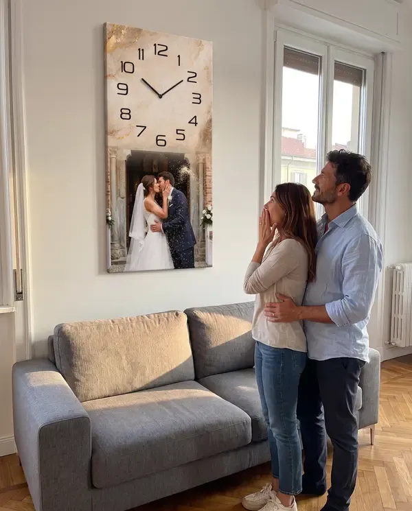 Coppia davanti all'orologio con la foto del matrimonio