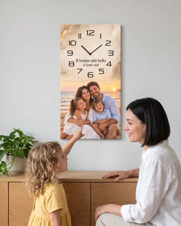 Bambina che indica la foto di famiglia sull'orologio in soggiorno