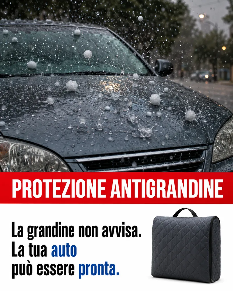 Chicchi di grandine sul cofano di un'auto parcheggiata in strada