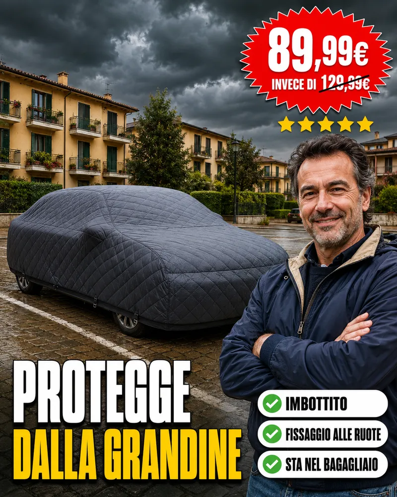 Telo copriauto imbottito antigrandine steso su un'auto parcheggiata all'aperto