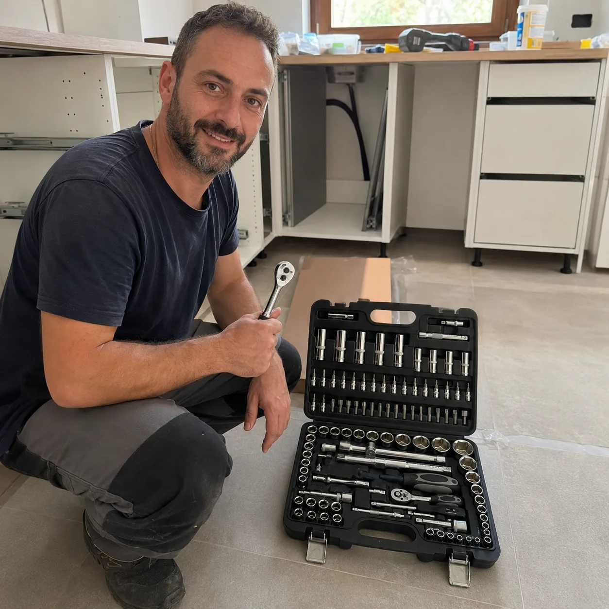 Luca, da Torino, usa il set di chiavi a bussola per montare una cucina
