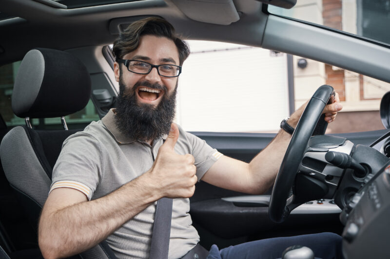 man-driver-happy-smiling-showing-thumbs-up-driving-sport-car Navigatore, GPS, Vivavoce, Doppia Camera 4K, Assistente Vocale Compatibile per tutte le Auto